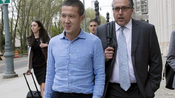 Former Goldman Sachs executive Roger Ng, center, leaves Brooklyn Federal court with attorney Marc Agnifilo, right, May 6, 2019, in New York. - Sputnik International