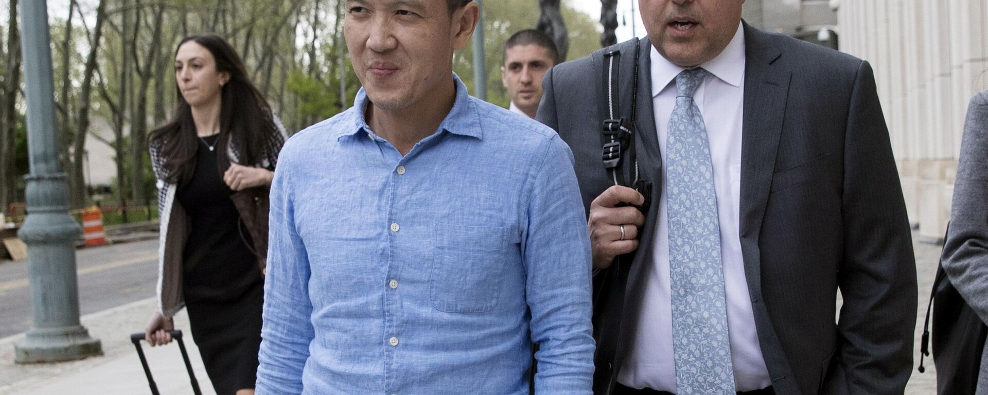 Former Goldman Sachs executive Roger Ng, center, leaves Brooklyn Federal court with attorney Marc Agnifilo, right, May 6, 2019, in New York. - Sputnik International, 1920, 10.03.2023
