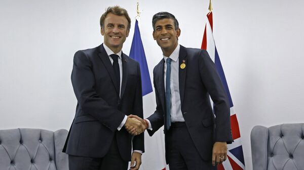 Britain's Prime Minister Rishi Sunak, right, shakes hands with President of France, Emmanuel Macron, Nov. 7, 2022. - Sputnik International