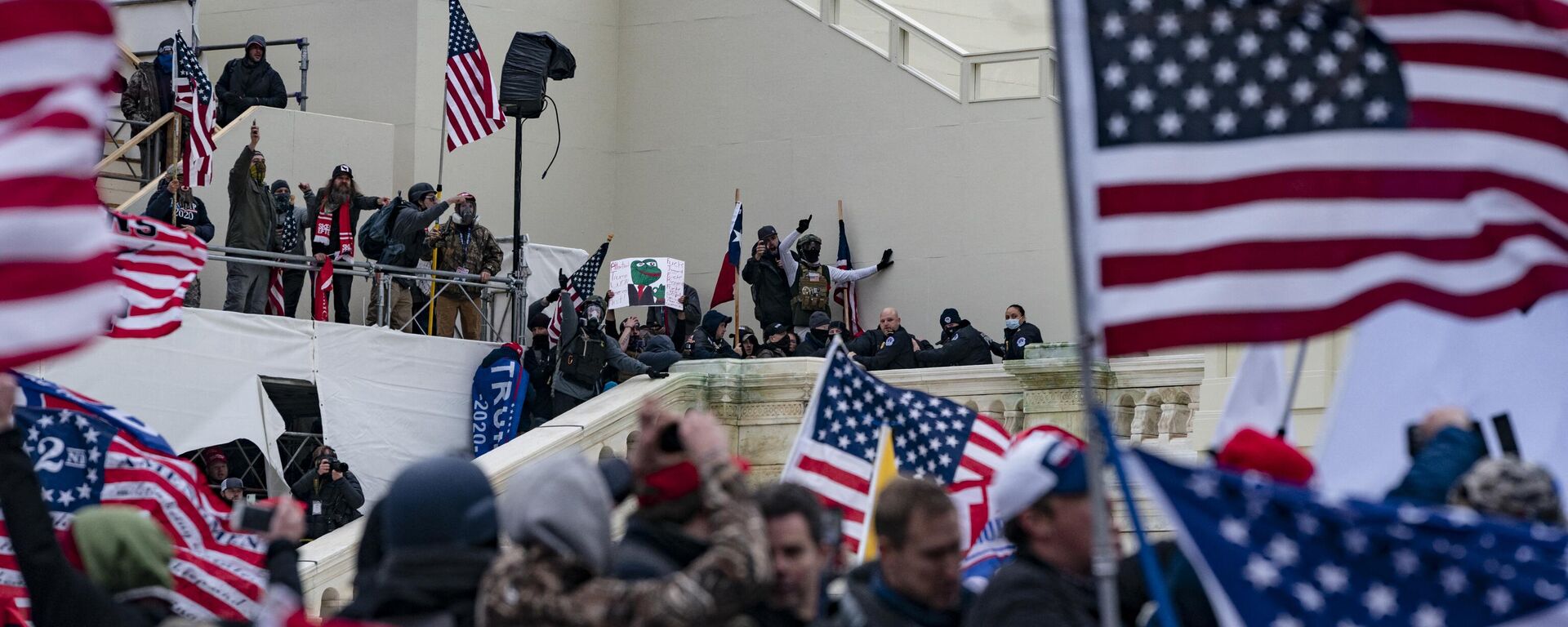 Supporters of US President Donald Trump clash with the US Capitol police during a riot at the US Capitol on January 6, 2021, in Washington, DC.  - Sputnik International, 1920, 21.03.2023