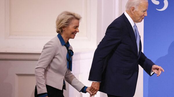 US President Joe Biden leads EU Commission President Ursula von der Leyen to the stage at the end of the Global Fund Seventh Replenishment Conference in New York. File photo. - Sputnik International