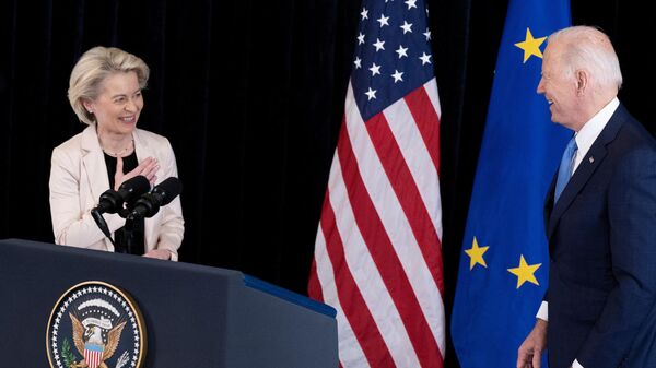 European Commission President Ursula von der Leyen gestures to US President Joe Biden before making a statement about Russia at the US Chief of Mission residence in Brussels, on March 25, 2022. - Sputnik International