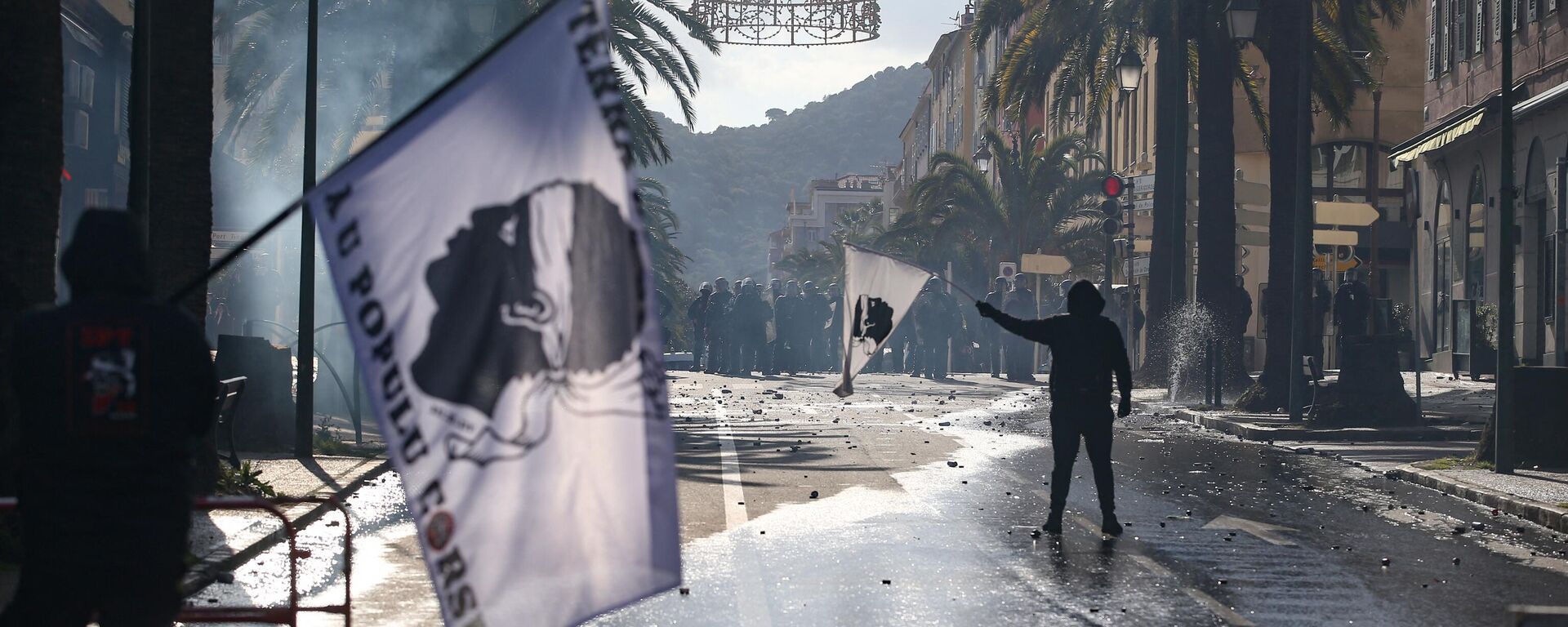 Protesters hold flags of Corsica as they face CRS riot police in Ajaccio on April 3, 2022. - Sputnik International, 1920, 11.03.2023