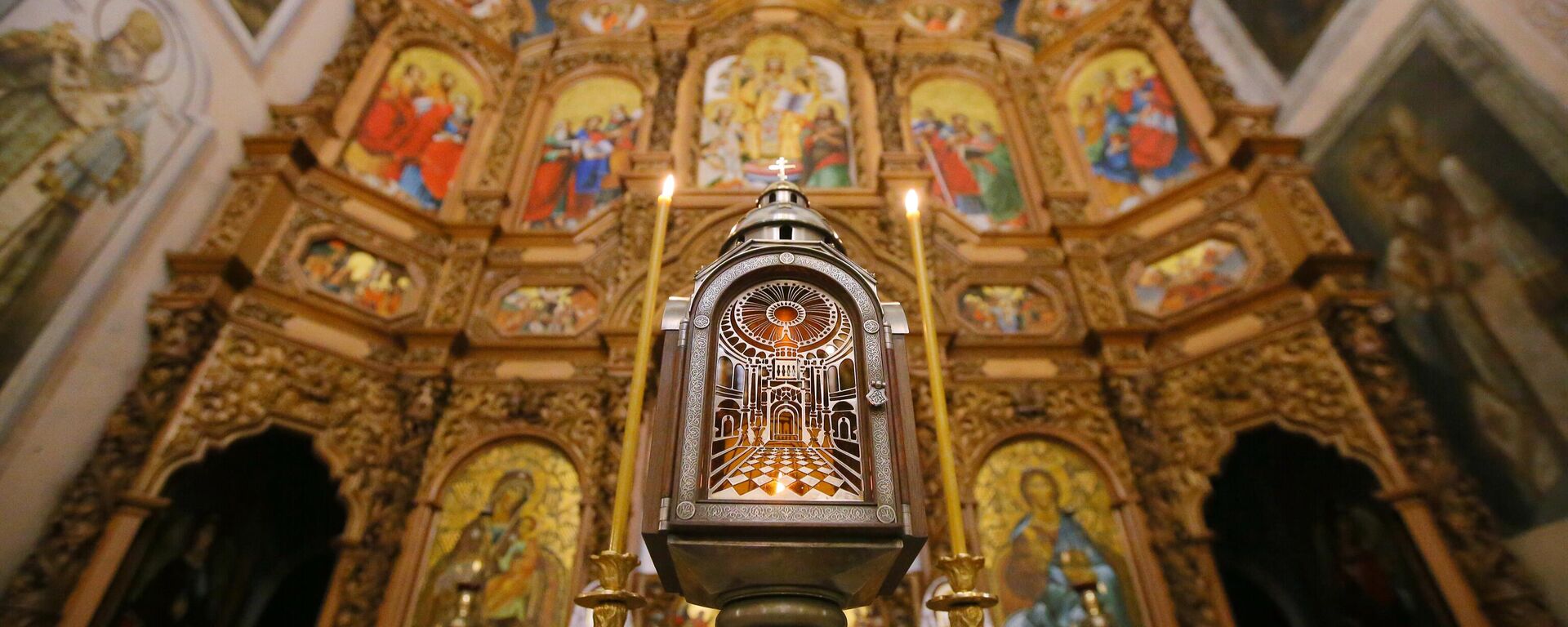 A lamp containing the Holy Fire delivered from Jerusalem to the Holy Resurrection Church near the Kiev-Pechersk Lavra. File photo. - Sputnik International, 1920, 26.06.2023