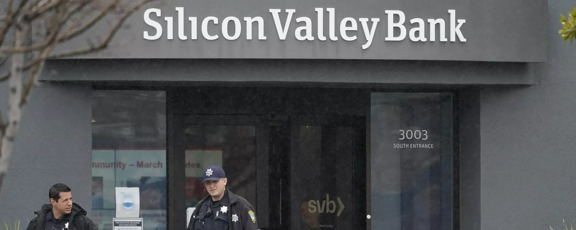 Santa Clara Police officers exit Silicon Valley Bank in Santa Clara, Calif., Friday, March 10, 2023. - Sputnik International, 1920, 11.03.2023