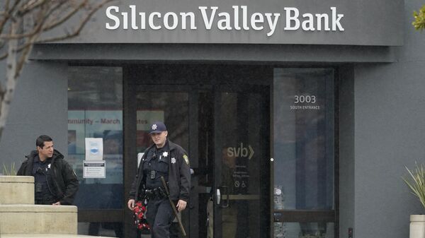Santa Clara Police officers exit Silicon Valley Bank in Santa Clara, Calif., Friday, March 10, 2023. - Sputnik International