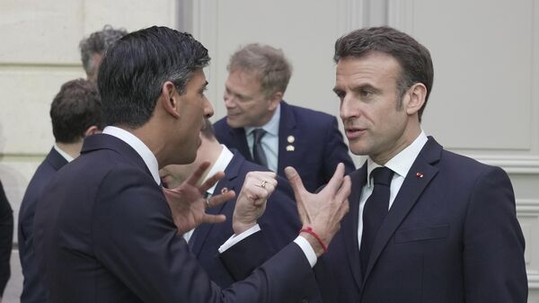 French President Emmanuel Macron, right, and Britain's Prime Minister Rishi Sunak talk after a group picture with ministers during a French-British summit at the Elysee Palace in Paris - Sputnik International