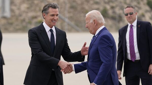 President Joe Biden, right, greets California Gov. Gavin Newsom after arriving at Los Angeles International Airport to attend the Summit of the Americas, Wednesday, June 8, 2022, in Los Angeles. - Sputnik International
