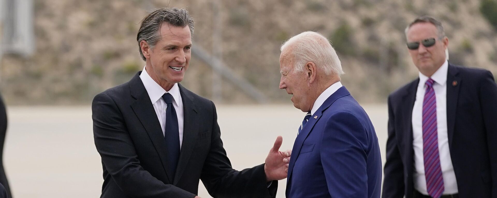President Joe Biden, right, greets California Gov. Gavin Newsom after arriving at Los Angeles International Airport to attend the Summit of the Americas, Wednesday, June 8, 2022, in Los Angeles. - Sputnik International, 1920, 12.03.2023