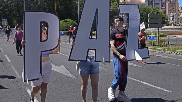 Protesters walk with large letters reading 'Peace' during an anti NATO demonstration march ahead of the 2022 NATO Summit in Madrid, Spain, Sunday, June 26, 2022. - Sputnik International