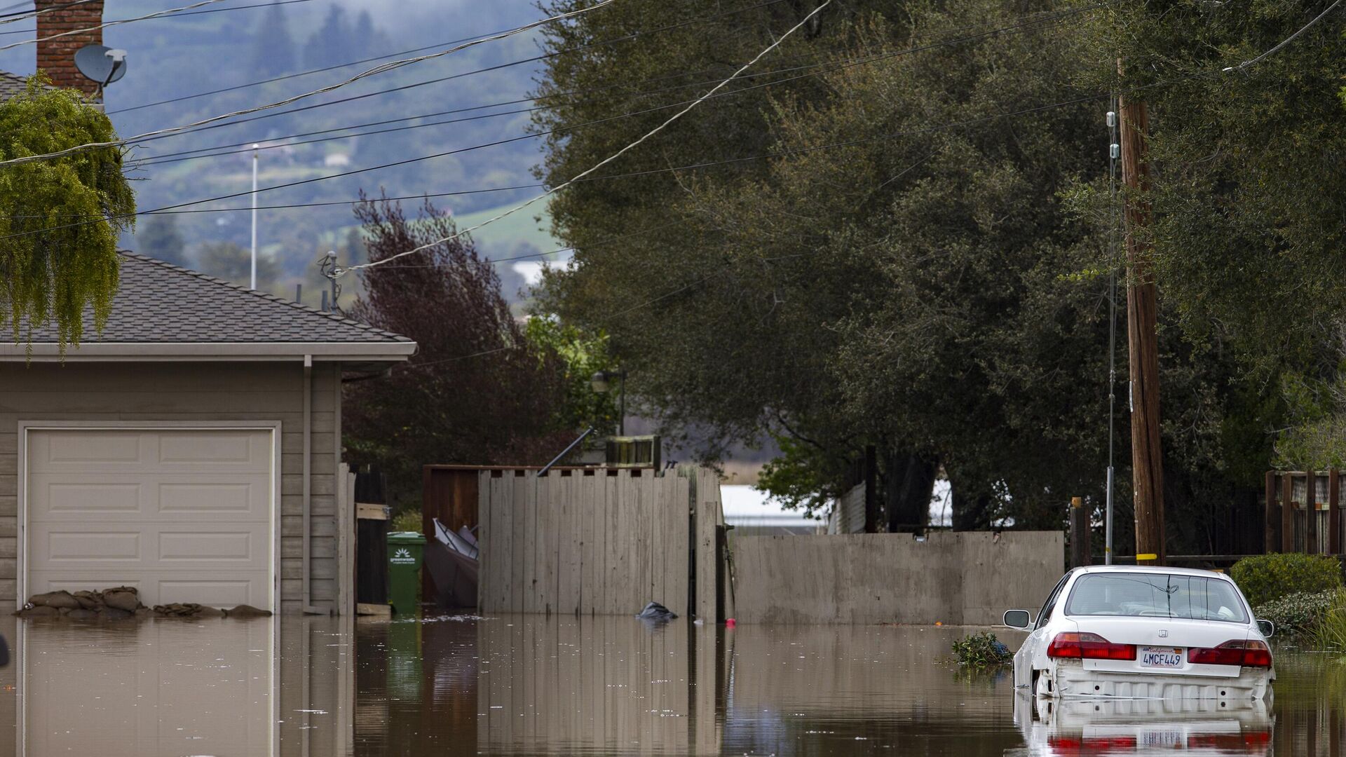 A car is surrounded by floodwaters in Watsonville, Calif., Friday, March 10, 2023. More than 9,000 California residents were under evacuation orders Friday as a new atmospheric river brought heavy rain, thunderstorms and strong winds, swelling rivers and creeks and flooding several major highways during the morning commute. - Sputnik International, 1920, 23.03.2023