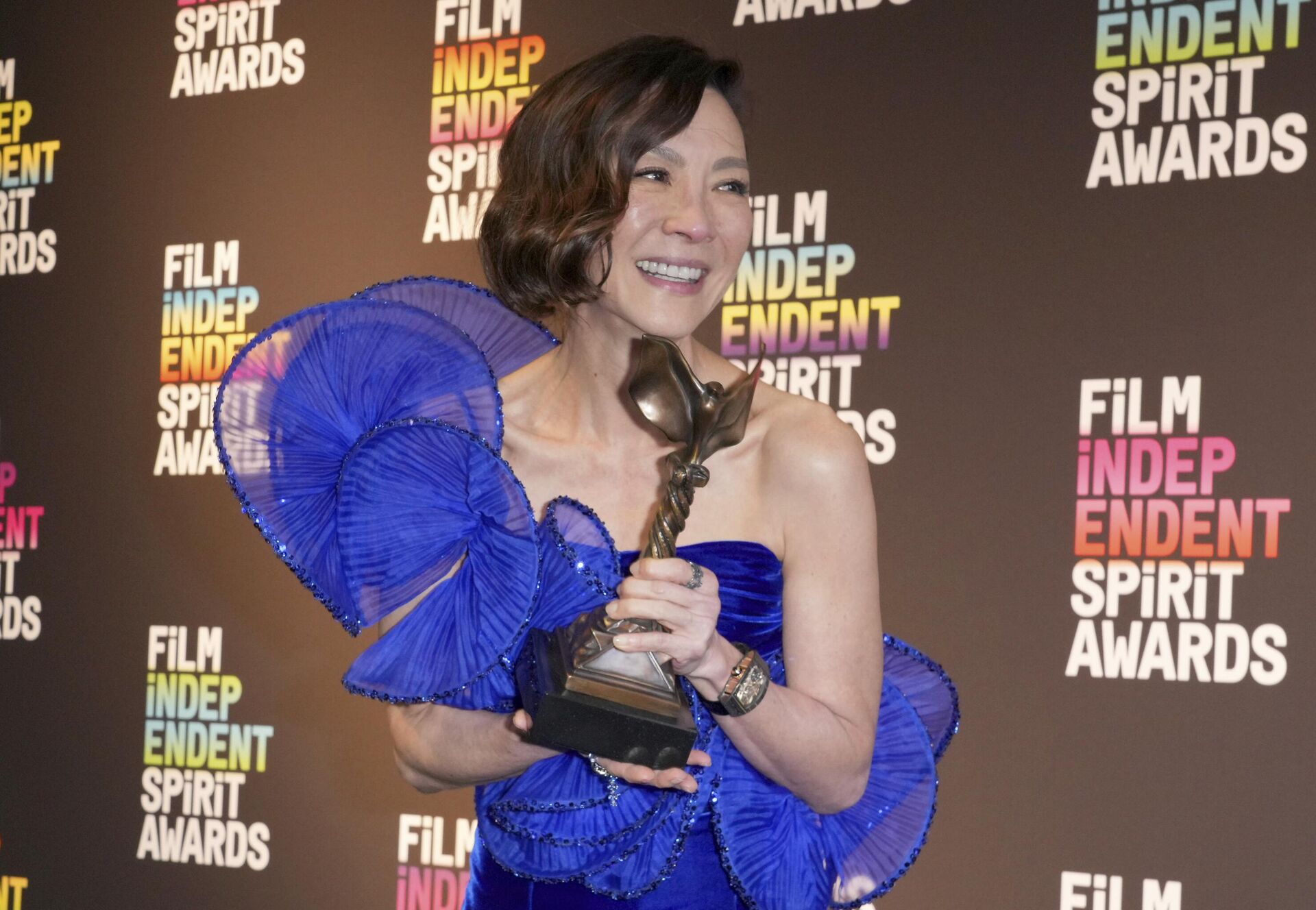MIchelle Yeoh poses in the press room with the award for best lead performance for Everything Everywhere All at Once at the Film Independent Spirit Awards on Saturday, March 4, 2023. - Sputnik International, 1920, 12.03.2023