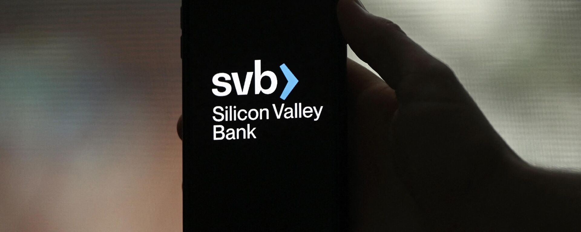 This illustration picture shows the Silicon Valley Bank (SVB) logo displayed on a smartphone in Arlington, Virginia, on March 10, 2023 - Sputnik International, 1920, 13.03.2023