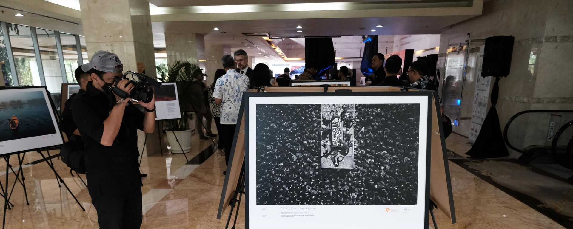 Visitors attend the opening ceremony of Stenin Photo Contest exhibition, in Jakarta, Indonesia.  - Sputnik International, 1920, 13.03.2023