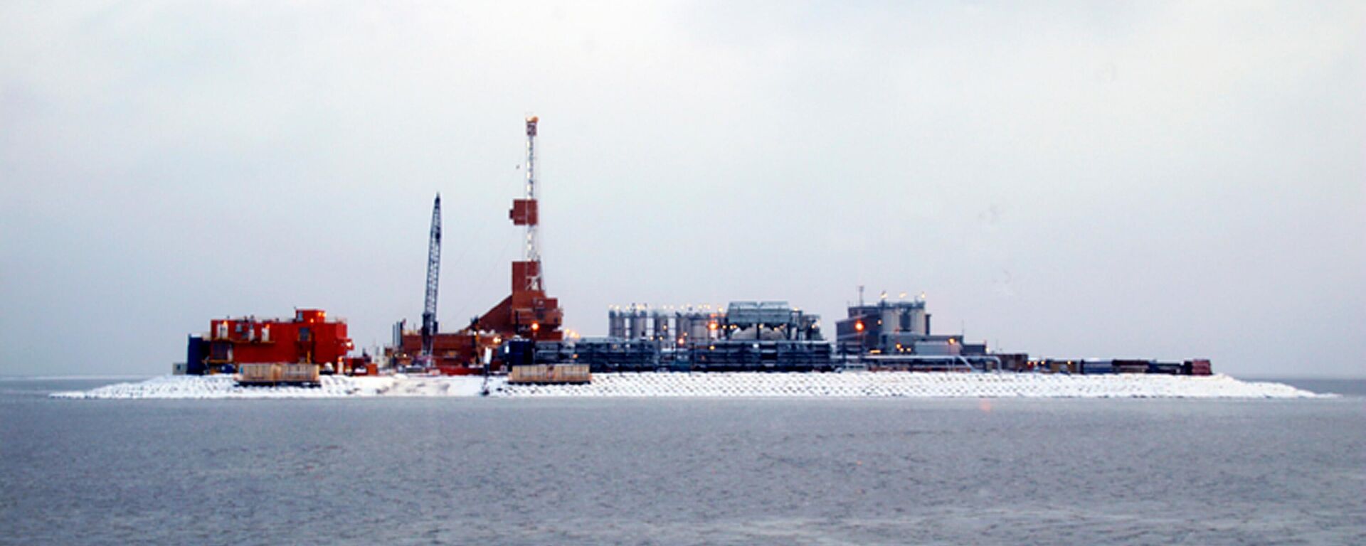 Oil production equipment appears on Spy Island, an artificial island in state waters of Alaska's Beaufort Sea - Sputnik International, 1920, 13.03.2023