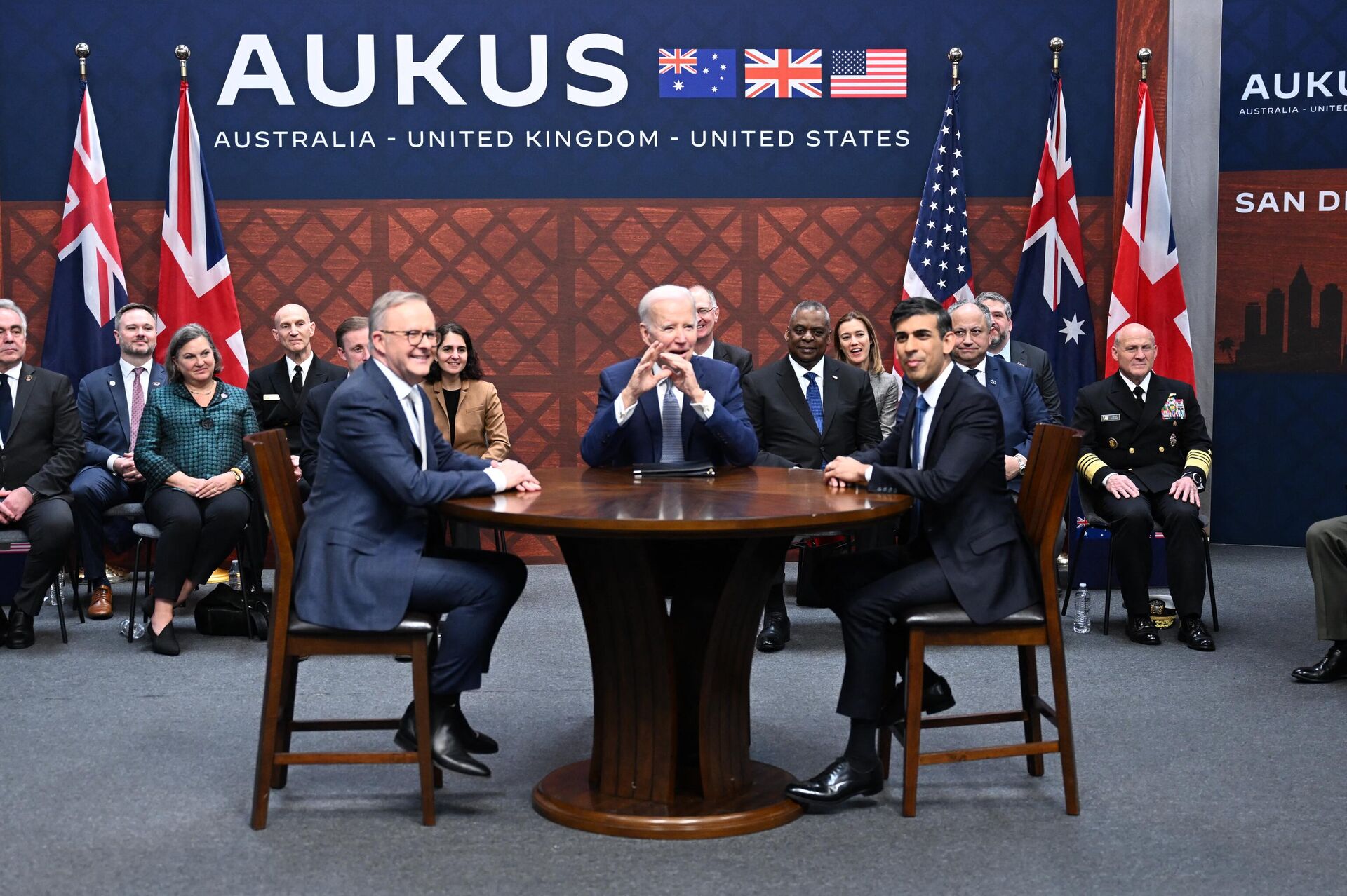 US President Joe Biden (C) participates in a trilateral meeting with British Prime Minister Rishi Sunak (R) and Australia's Prime Minister Anthony Albanese (L) during the AUKUS summit on March 13, 2023, at Naval Base Point Loma in San Diego California - Sputnik International, 1920, 19.03.2023