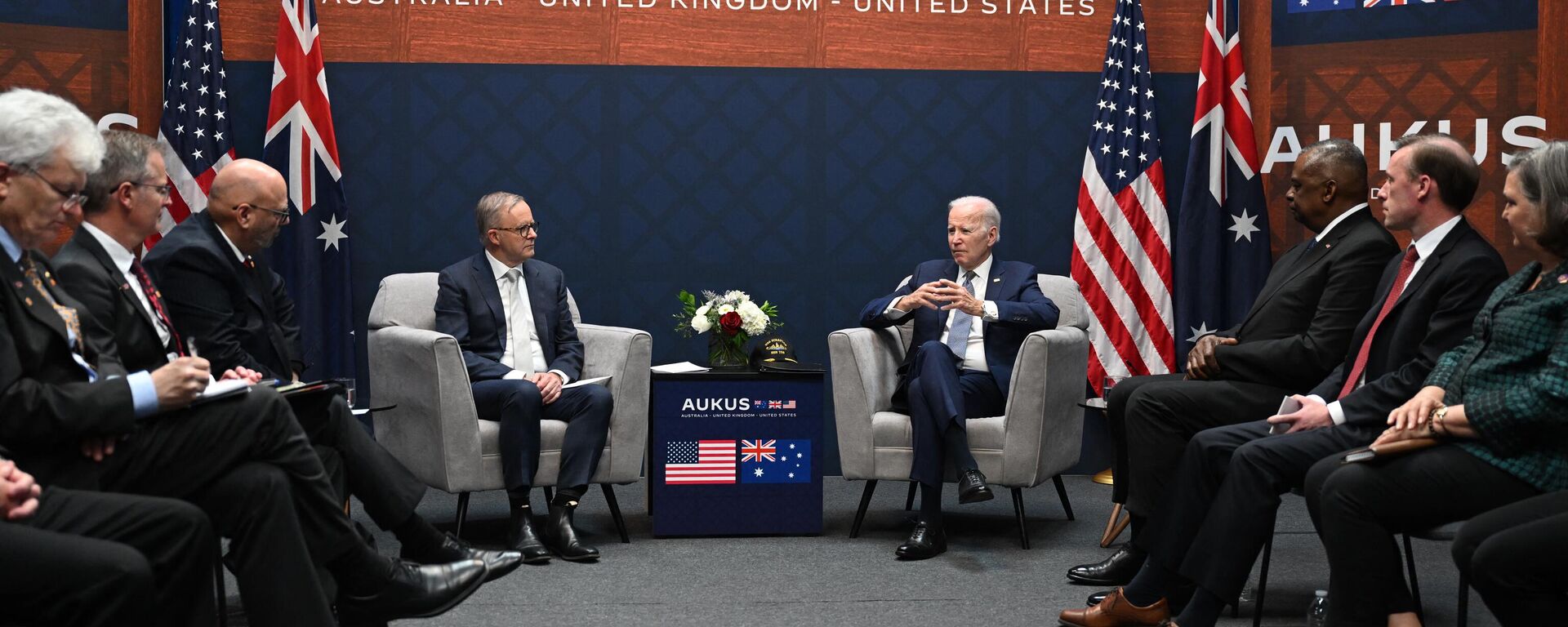 US President Joe Biden (R) meets with Australian Prime Minister Anthony Albanese (L) during the AUKUS summit at Naval Base Point Loma in San Diego California on March 13, 2023 - Sputnik International, 1920, 15.03.2023