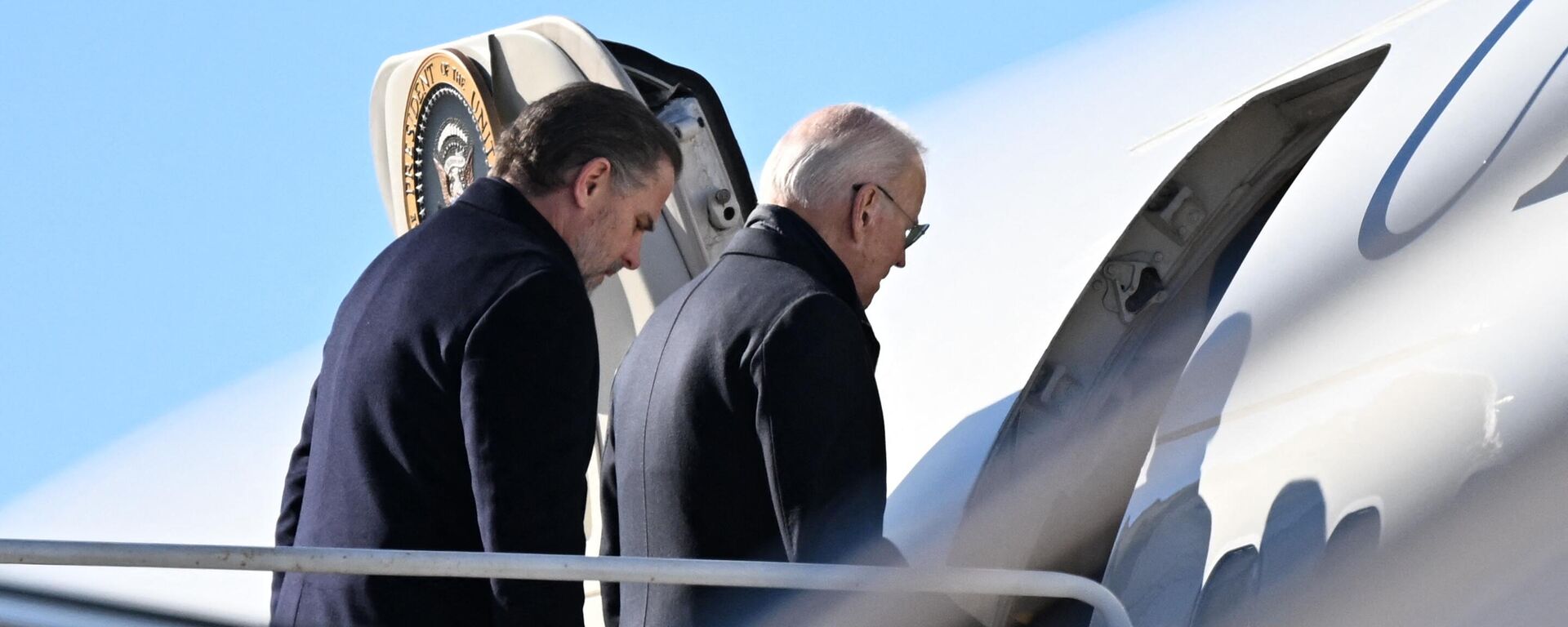 US President Joe Biden (R), with his son Hunter Biden, boards Air Force One as he departs from Delaware Air National Guard base in New Castle, Delaware, on February 4, 2023 - Sputnik International, 1920, 14.03.2023