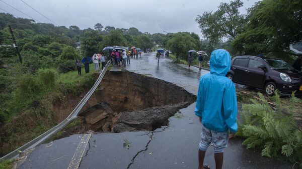 A general view of a collapsed road caused by flooding waters due to heavy rains following cyclone Freddy in Blantyre, Malawi, on March 13, 2013 - Sputnik International