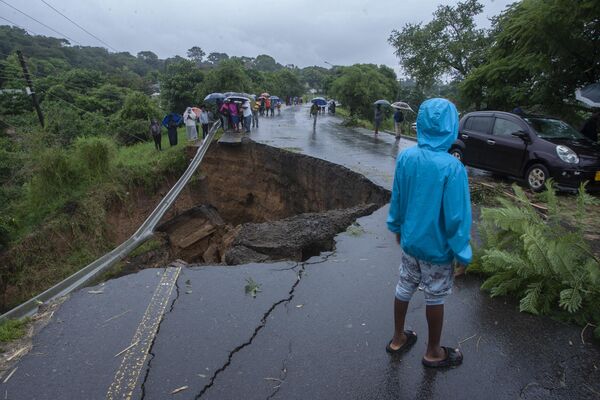 A general view of a collapsed road caused by flooding waters due to heavy rains following cyclone Freddy in Blantyre, Malawi, on March 13, 2013. - Sputnik International