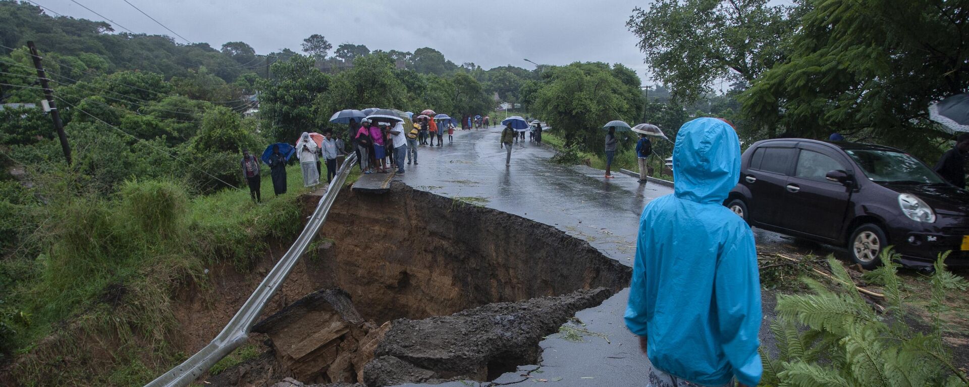 A general view of a collapsed road caused by flooding waters due to heavy rains following cyclone Freddy in Blantyre, Malawi, on March 13, 2013 - Sputnik International, 1920, 14.03.2023