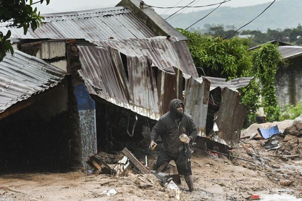 A man stands outside his damaged home in Blantyre, Malawi, Monday, March 13, 2023. - Sputnik International