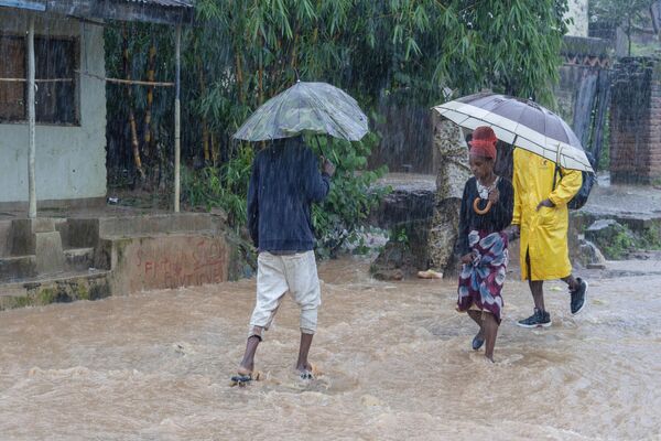 Residents walk in a street in Blantyre on March 14, 2023, following heavy rains after cyclone Freddy made landfall. - Sputnik International