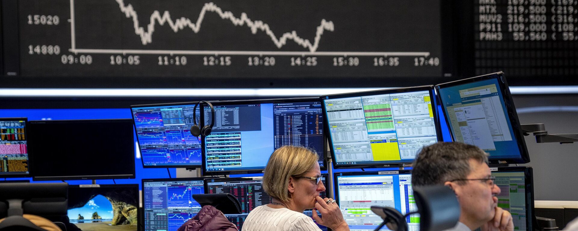 Brokers watch their screens at the stock market in Frankfurt, Germany, Monday, March 13, 2023 - Sputnik International, 1920, 14.10.2023