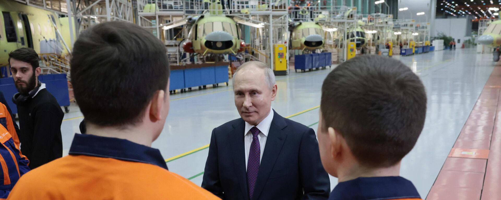 Russian President Vladimir Putin meets with staff members during his visit to the Ulan-Ude Aviation Plant - Sputnik International, 1920, 14.03.2023