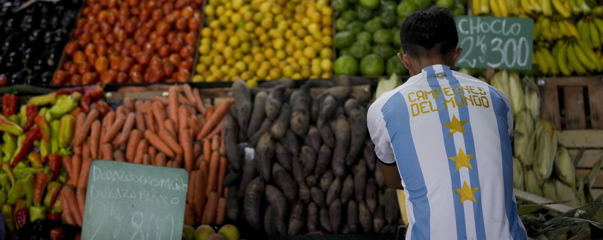 A worker wearing an Argentine soccer jersey that says in Spanish World Champions, referring to Argentina's 2022 World Cup title, arranges vegetables at the central market in Buenos Aires, Argentina, Monday, Feb. 13, 2023. On Feb. 14, the government statistics service (INDEC) will release January's Consumer Price Index for Argentina, which has one of the world's highest inflation rates. - Sputnik International, 1920, 14.03.2023