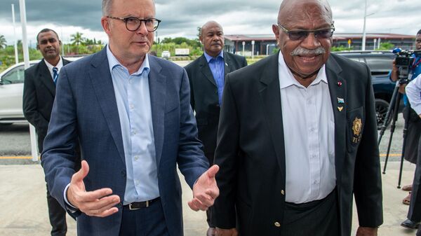 Fiji's Prime Minister Sitiveni Rabuka (R) receives his Australian counterpart Anthony Albanese upon the latter's arrival in Nadi on March 15, 2023 - Sputnik International