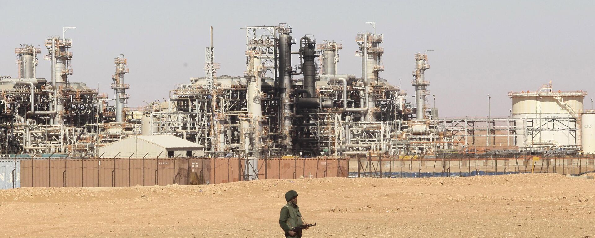 An Algerian soldier stands guard during a visit for news media, organized by the Algerian authorities, at the gas plant in Ain Amenas, seen in background, Friday, Jan. 31, 2013 - Sputnik International, 1920, 23.03.2023