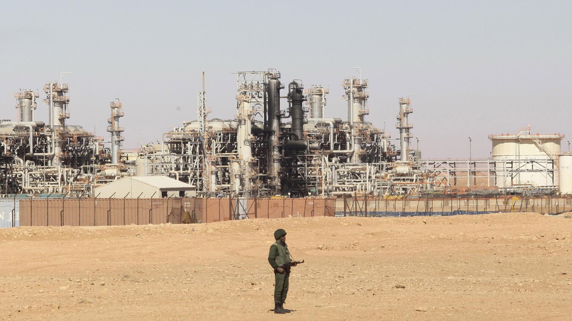 An Algerian soldier stands guard during a visit for news media, organized by the Algerian authorities, at the gas plant in Ain Amenas, seen in background, Friday, Jan. 31, 2013 - Sputnik International, 1920, 23.03.2023