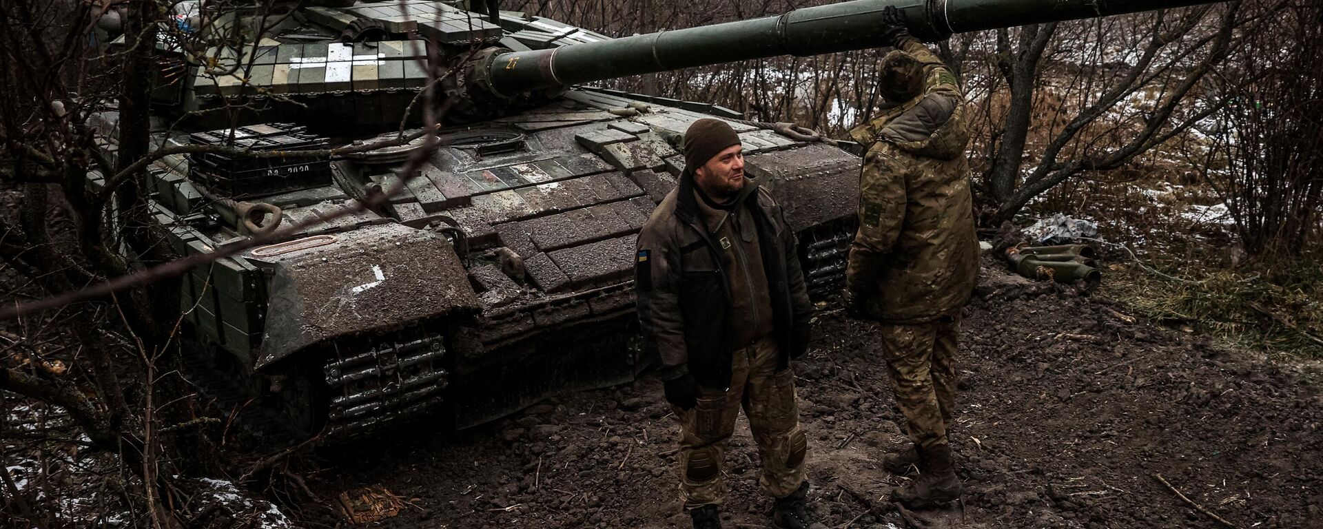 Ukrainian servicemen stand near a tank on the frontline near Kreminna, Lugansk region, on January 12, 2023 - Sputnik International, 1920, 15.03.2023