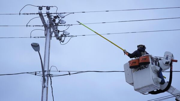 Central Maine Power Co. lineman John Baril works to restore electricity, Wednesday, March 15, 2023, in Lewiston, Maine. A late-winter storm dumped heavy, wet snow on parts of the Northeast, causing tens of thousands of power outages. - Sputnik International