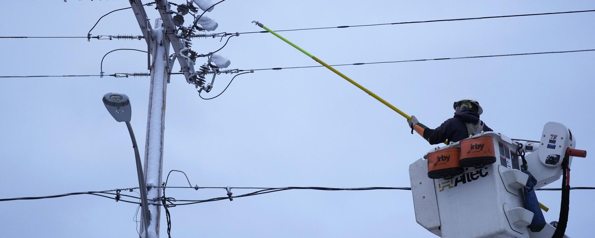 Central Maine Power Co. lineman John Baril works to restore electricity, Wednesday, March 15, 2023, in Lewiston, Maine. A late-winter storm dumped heavy, wet snow on parts of the Northeast, causing tens of thousands of power outages. - Sputnik International, 1920, 18.06.2023