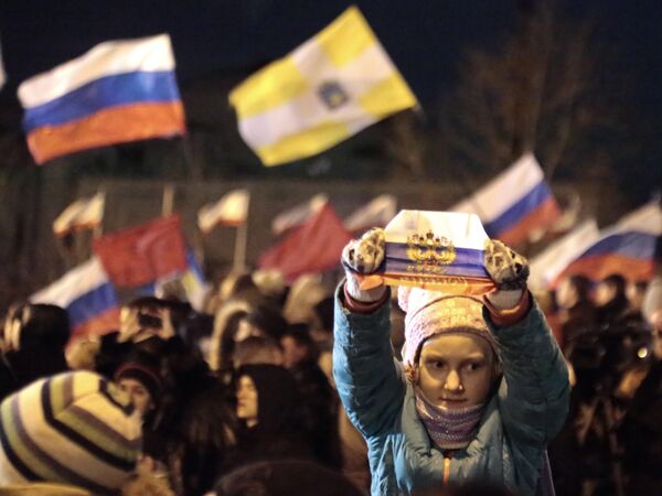 Simferopol residents were waving Russian flags.  - Sputnik International