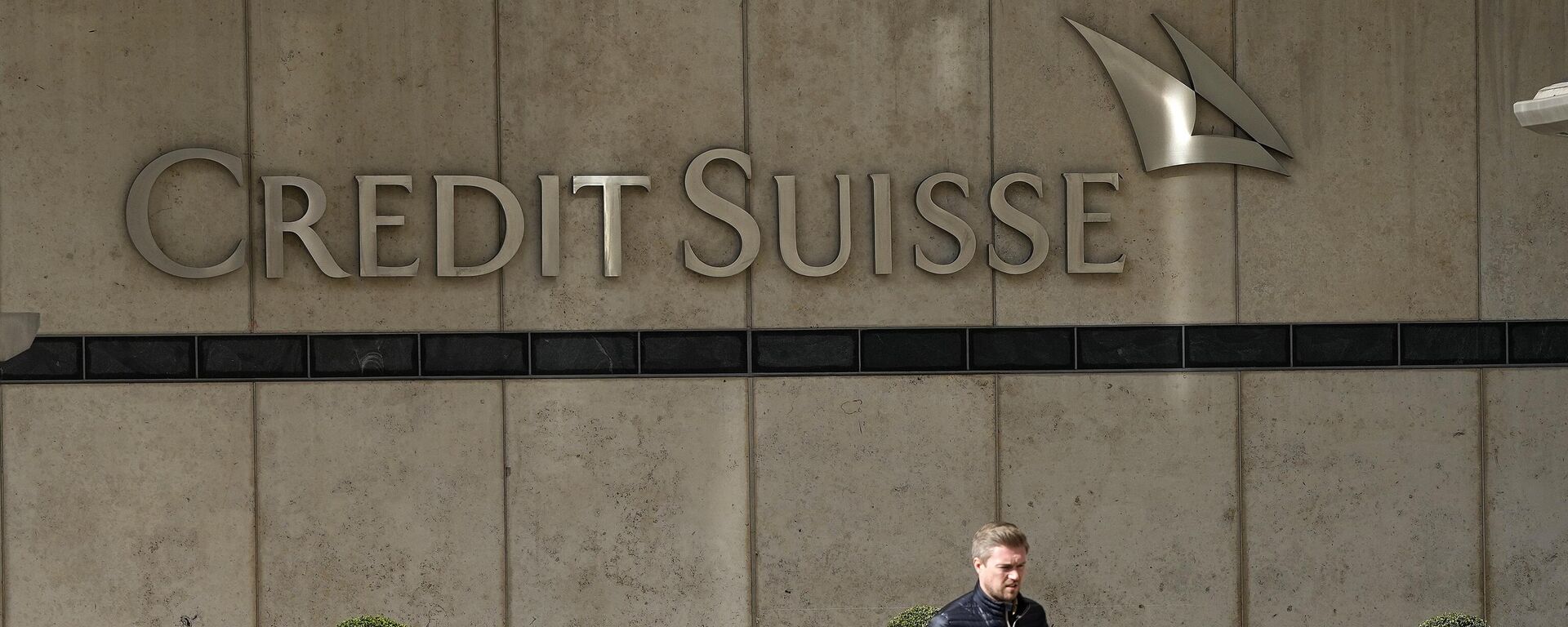 A man walks past the Credit Suisse bank headquarters in London, Thursday, March 16, 2023 - Sputnik International, 1920, 16.03.2023