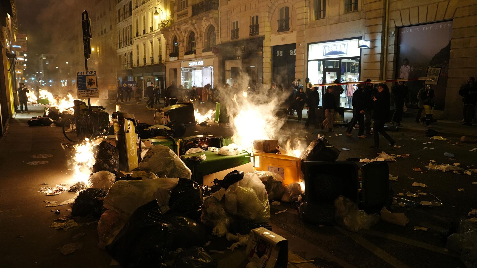 Garbage is set on fire by protesters after a demonstration near Concorde square, in Paris, Thursday, March 16, 2023. French President Emmanuel Macron has shunned parliament and imposed a highly unpopular change to the nation's pension system, raising the retirement age from 62 to 64. - Sputnik International, 1920, 25.03.2023