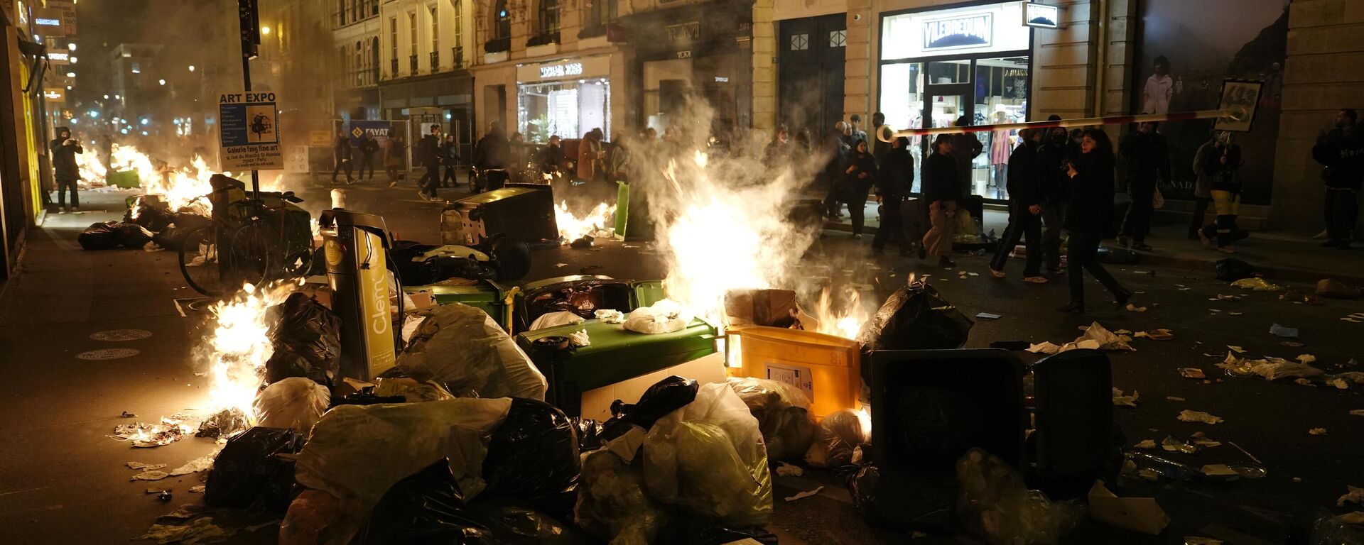 Garbage is set on fire by protesters after a demonstration near Concorde square, in Paris, Thursday, March 16, 2023. French President Emmanuel Macron has shunned parliament and imposed a highly unpopular change to the nation's pension system, raising the retirement age from 62 to 64. - Sputnik International, 1920, 18.03.2023