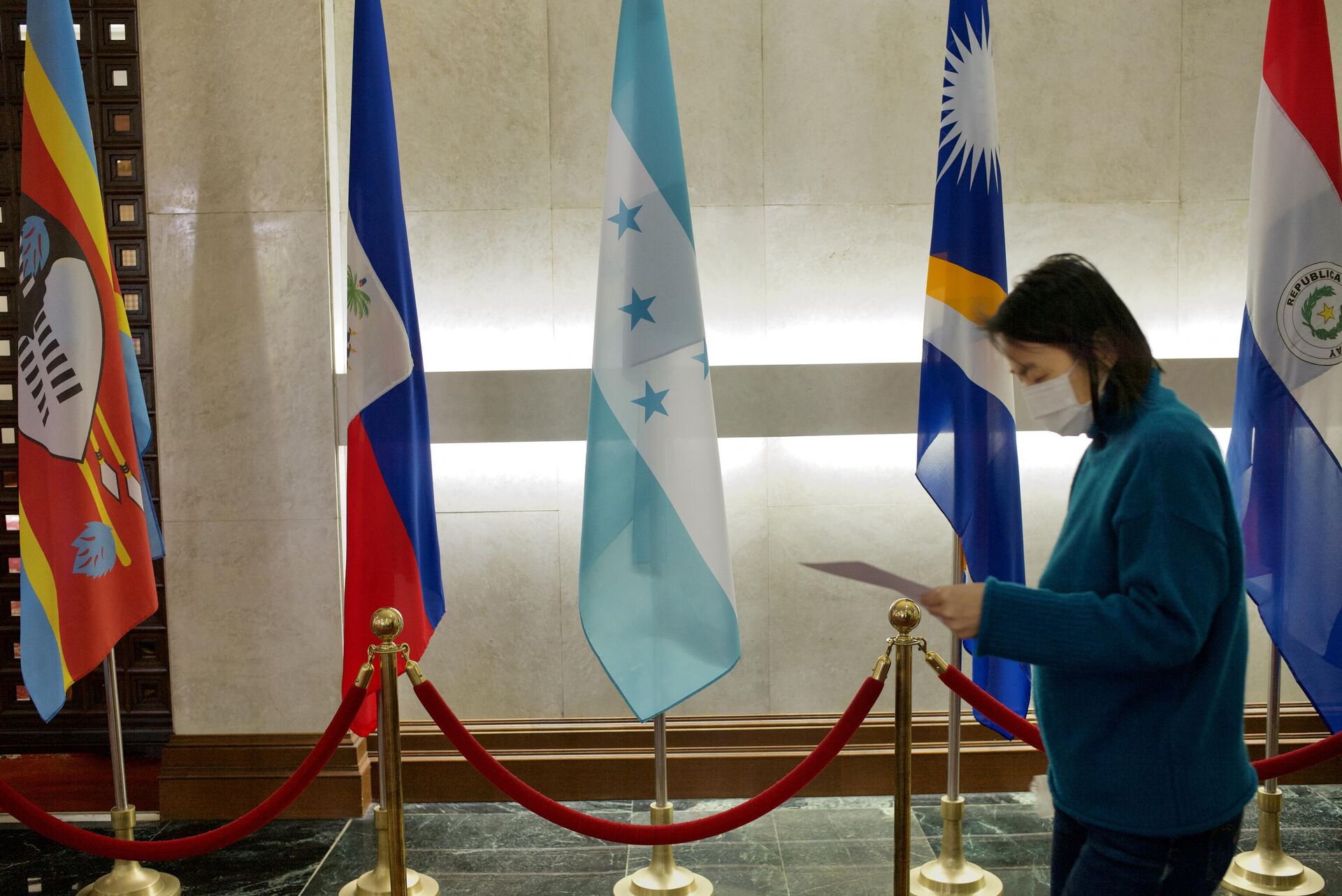 A woman walks past a Honduras flag (C) at Taiwan’s Ministry of Foreign Affairs in Taipei on March 15, 2023.  - Sputnik International, 1920, 17.03.2023