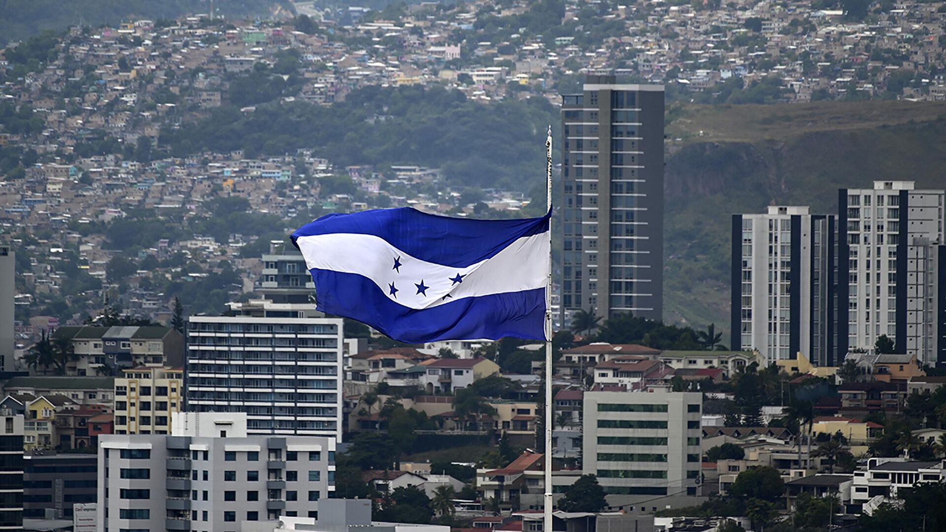An Honduran national flag flutters in the wind in Tegucigalpa on November 23, 2021. - Sputnik International, 1920, 30.03.2023