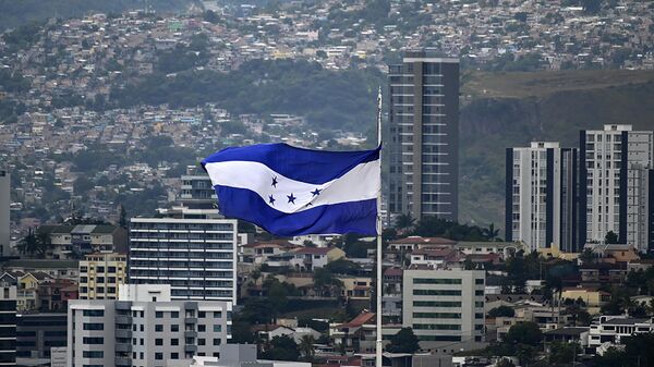 An Honduran national flag flutters in the wind in Tegucigalpa on November 23, 2021. - Sputnik International