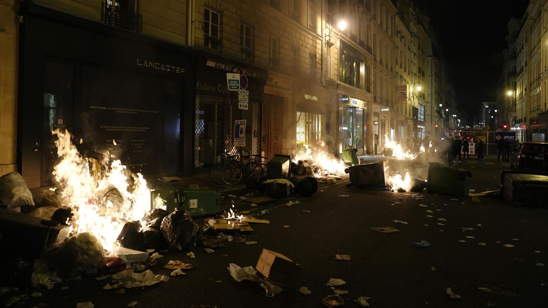Garbages are set on fire by protesters after a demonstration near Concorde square, in Paris, Thursday, March 16, 2023.  - Sputnik International, 1920, 24.03.2023