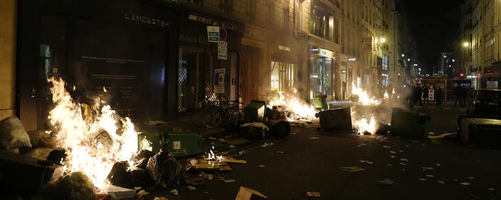 Garbages are set on fire by protesters after a demonstration near Concorde square, in Paris, Thursday, March 16, 2023.  - Sputnik International, 1920, 24.03.2023