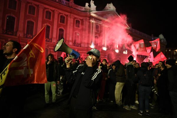 A protester uses a megaphone in the square in front of the Capitole de Toulouse during a demonstration after the French government pushed pension reform through parliament without a vote, invoking Article 49.3 of the constitution, in Toulouse, south-western France, on 16 March 2023. - Sputnik International