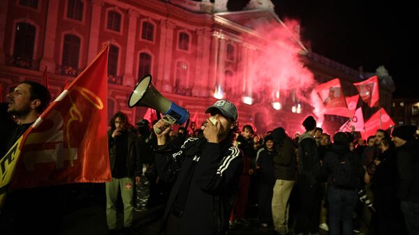 A protester uses a megaphone on the square of the Capitole de Toulouse during a demonstration after the French government pushed a pensions reform through parliament without a vote, using the article 49,3 of the constitution, in Toulouse, south-western France, on March 16, 2023.  - Sputnik International