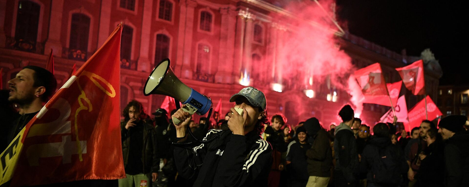 A protester uses a megaphone on the square of the Capitole de Toulouse during a demonstration after the French government pushed a pensions reform through parliament without a vote, using the article 49,3 of the constitution, in Toulouse, south-western France, on March 16, 2023.  - Sputnik International, 1920, 17.03.2023