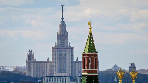 Kremlin's towers and Russian State University on the background in central Moscow - Sputnik International