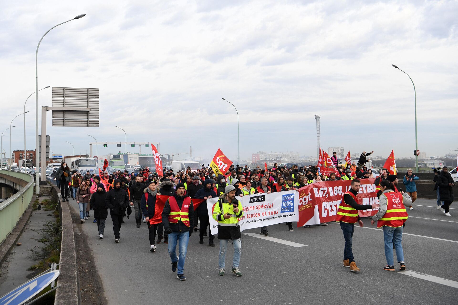 CGT unionists march with banners on March 17, 2023, a day after the French government pushed a pensions reform through parliament without a vote. - Sputnik International, 1920, 17.03.2023